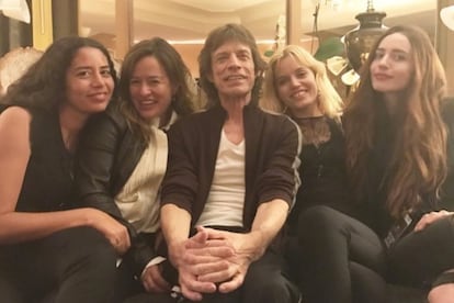 Mick Jagger, acompañado de sus cuatro hijas, en una foto publicada por Lizzy durante el pasado Día del Padre. "Gracias por ser el mejor", decía el mensaje.