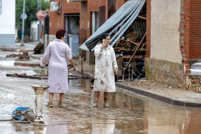 Dos mujeres observan los destrozos causados por la lluvia en la localidad toledana de Cobeja, este lunes.