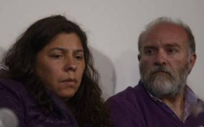 Andrera Antico y Sergio Maldonado, cuñada y hermano de Santiago, durante la rueda de prensa en Esquel.