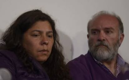 Andrera Antico y Sergio Maldonado, cu&ntilde;ada y hermano de Santiago, durante la rueda de prensa en Esquel.