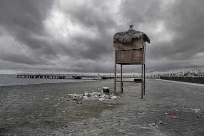 Uno de los pocos frentes marítimos de la playa de Ostia sin kioskos.