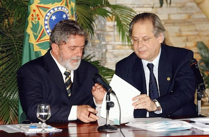 Depois de ser um dos principais articuladores da campanha que levou Lula à presidência, em 2003, Dirceu se torna ministro da Casa Civil, uma das pastas mais importantes do novo governo petista.