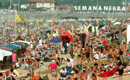 La playa gijonesa de San Lorenzo.