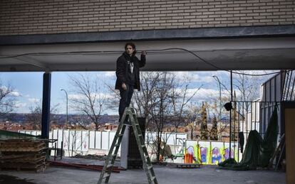 Daniel Revilla en un centro social en Vallecas (Madrid).