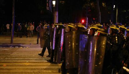 La policía se despliega en los Campos Elíseos, en París, tras la final de la Eurocopa.