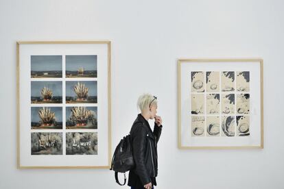 Una joven observa la exposición de Zsolt Petranyi, comisario del proyecto "¡Paz en la Tierra!", y del artista Gyula Varnai en el pabellón húngaro.