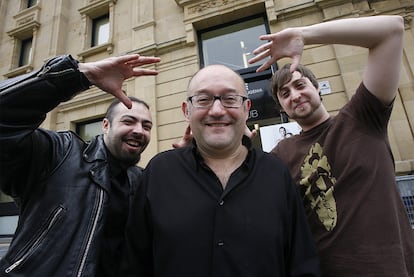 José Luis Rebordinos (en el centro), con dos miembros de Euskal Okela, el colectivo que hoy organiza una marcha zombi.