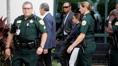 Tiger Woods al abandonar el tribunal en Palm Beach
