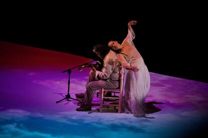 Rocío Molina con el guitarrista Rafael Riqueni durante la interpretación de 'Uno' el 6 de septiembre en el Teatro Central de Sevilla durante la Bienal de Flamenco.