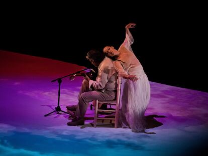 Rocío Molina con el guitarrista Rafael Riqueni durante la interpretación de 'Uno' el 6 de septiembre en el Teatro Central de Sevilla durante la Bienal de Flamenco.