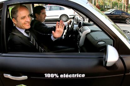 Francisco Camps, presidente de la Generalitat, probó el coche eléctrico. Al volante, el alcalde de Sagunto, Alfredo Castelló.