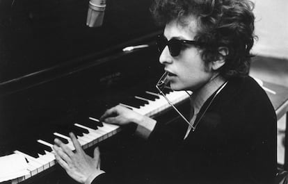 Bob Dylan toca el piano con una armónica en el cuello durante la grabación de 'Highway 61 Revisited', en 1965 en Nueva York.