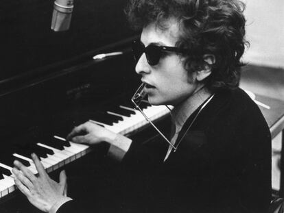 Bob Dylan toca el piano con una armónica en el cuello durante la grabación de 'Highway 61 Revisited', en 1965 en Nueva York.