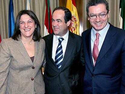 La ministra María Antonia Trujillo, el ministro José Bono y el alcalde de Madrid, Alberto Ruiz-Gallardón.
