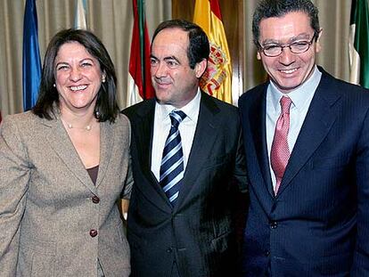 La ministra María Antonia Trujillo, el ministro José Bono y el alcalde de Madrid, Alberto Ruiz-Gallardón.