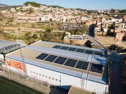 Las placas solares del pabellón Cremades que forman parte de la comunidad energética de Caldes de Montbui (Barcelona)