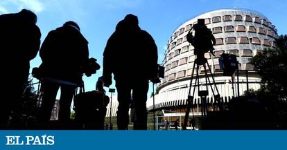 Medios delante del Tribunal Constitucional, cuando debatía sobre la investidura de Carles Puigdemont, huido a Bélgica.