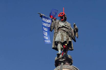 Dos activistas de la organización ecologista Greenpeace han colocado este sábado unas gafas de buzo a la estatua de Colón, ubicada al final de la Rambla de Barcelona, para alertar de que el cambio climático en la Tierra está provocando un aumento del nivel del mar.