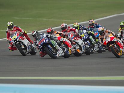 Los pilotos de MotoGP durante la salida del GP de Argentina.