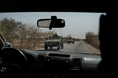 Un convoy de la Fuerza Conjunta del G5 Sahel integrado por los países Burkina Faso, Chad, Mali, Mauritania y Níger se desplazan en misión por la ruta Kaya a Dori en Burkina Faso el pasado 19 de marzo.