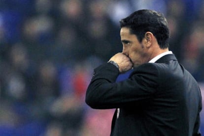 El entrenador del Sevilla, Manolo Jiménez, con gesto de preocupación durante el encuentro ante el Espanyol.