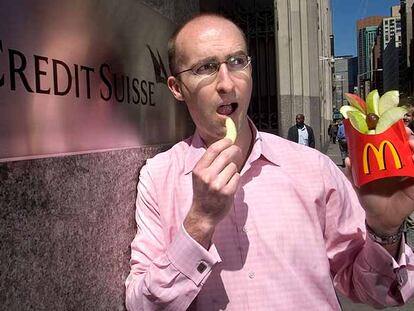 Keith Seigner, analista del Crédit Suisse, posa al lado de un restaurante de McDonald&#39;s en Nueva York.