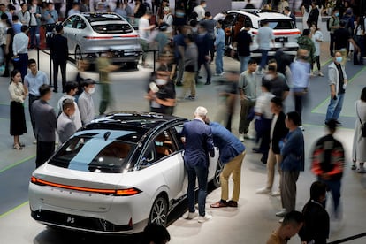 Visitantes en la zona del fabricante chino de vehículos eléctricos XPeng durante la feria del automóvil de Shanghái el pasado 19 de abril.