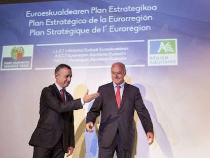 El lehendakari, Iñigo Urkullu, y el presidente de Aquitania, Alain Rousset, durante la presentación del plan estratégico de la eurorregión.