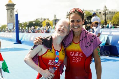 La atleta española Susana Rodríguez y su guía Sara Pérez, tras cruzar la meta, este lunes.
