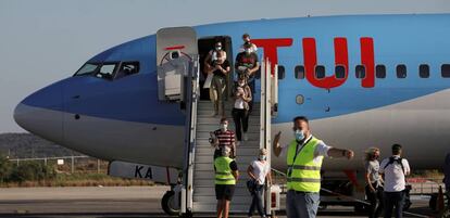 Pasajeros bajando de un avión del turoperador alemán TUI.