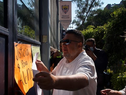 Un manifestante coloca un cartel con la frase "Justicia para Abner", en una de las puertas del Colegio Williams, en Ciudad de México, el 9 de noviembre de 2022.
