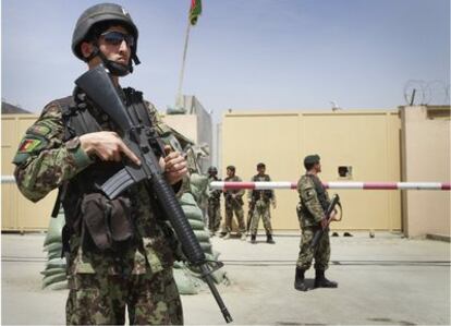 Un grupo de soldados afganos protegen una de las entradas al aeropuerto de Kabul después de un tiroteo que ha dejado varias víctimas.