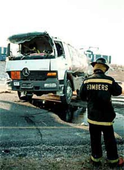 Un camión que contenía 8.000 litros de gasóleo volcó en la carretera CV-840 a su paso por Elda, tras colisionar con otro vehículo. Los conductores de los dos vehículos resultaron heridos leves.