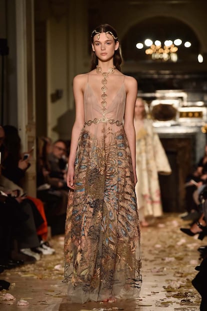 Valentino  : Runway &#8211; Paris Fashion Week &#8211; Haute Couture Spring Summer 2016