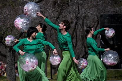 Bailarines actúan durante el espectáculo ‘La quinta en flor’, de la compañía de danza Aracaladanza, en el parque la Quinta de los Molinos, el 18 de febrero de 2023.