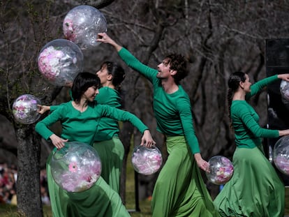 Bailarines actúan durante el espectáculo ‘La quinta en flor’, de la compañía de danza Aracaladanza, en el parque la Quinta de los Molinos, el 18 de febrero de 2023.