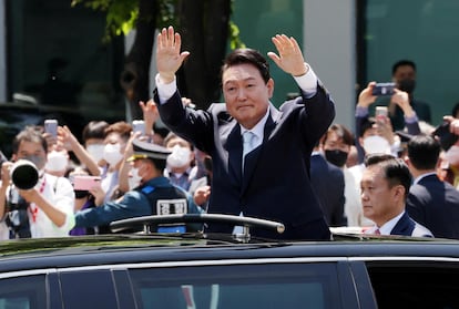 El nuevo presidente surcoreano, Yoon Suk-yeol, saluda a sus partidarios tras su ceremonia de investidura el martes en Seúl.