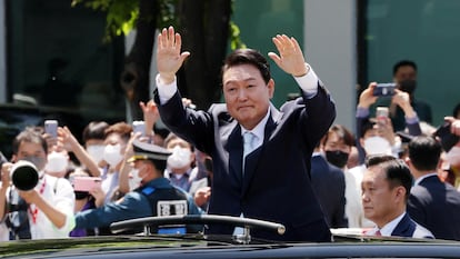 El nuevo presidente surcoreano, Yoon Suk-yeol, saluda a sus partidarios tras su ceremonia de investidura el martes en Seúl.