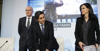 Ángel Vilá, José María Álvarez-Pallete y Laura Abasolo, en la presentación de resultados de 2017.