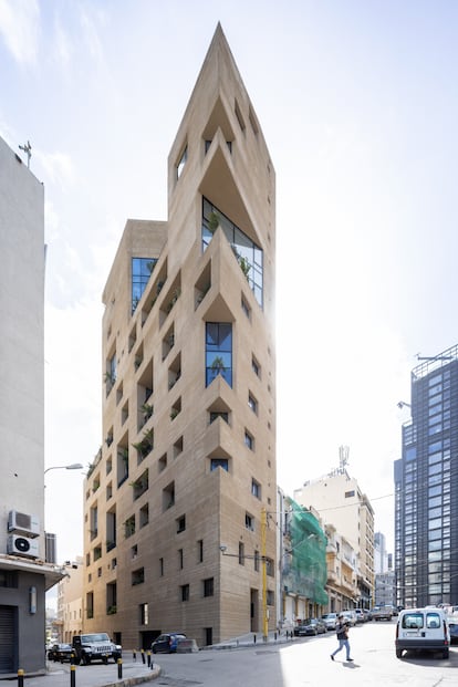 El edificio en su encuentro con el ángulo de la calle.