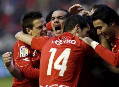 Pandiani celebra con sus compañeros la consecución del gol que le dio la victoria al Osasuna.