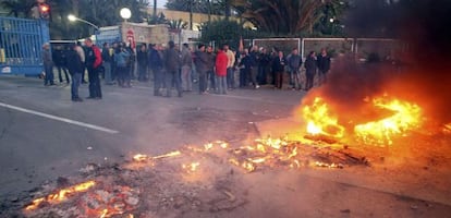 Delegados de CC OO y UGT, ayer ante la puerta de f&aacute;brica de aluminio Alcoa, en Alicante. 