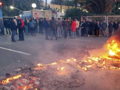 Delegados de CC OO y UGT, ayer ante la puerta de f&aacute;brica de aluminio Alcoa, en Alicante. 