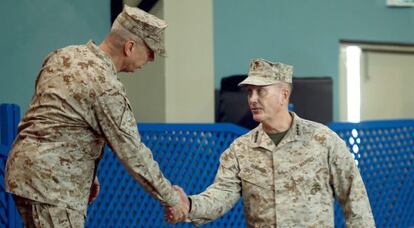 El general John Allen saluda a su sucesor al frente de las tropas de EE UU y de la OTAN en Afganist&aacute;n, Joseph Dunford. 