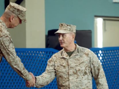 El general John Allen saluda a su sucesor al frente de las tropas de EE UU y de la OTAN en Afganist&aacute;n, Joseph Dunford. 