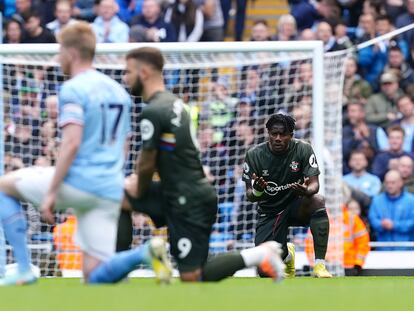 Mohammed Salisu, del Southampton, se arrodilla para protestar por el racismo antes de un Manchester City-Southampton.