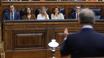 Alberto Núñez Feijóo pregunta al presidente del Gobierno, Pedro Sánchez, en el Congreso.