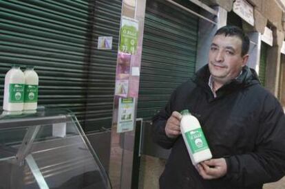 Antonio Carral, en el Mercado de Abastos de Santiago, hasta donde trae la leche cruda de su granja dos veces por semana.