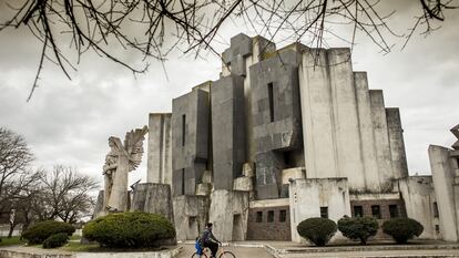 Entrada al cementerio de Azul, 
un municipio de la provincia 
de Buenos Aires. 