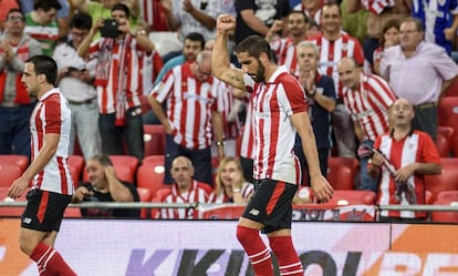 Raúl García celebra un gol al Dinamo de Bucarest.